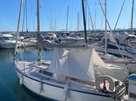 Yacht Studio Galarne, alojamiento en un barco en Saint-Rapha&euml;l
