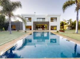 Villa S- Luxurious 8 masterbedrooms villa on 3000m2, close to all amenities, Golf and heart of Souissi, viešbutis Rabate