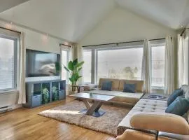 Dynamite 2-Bedroom House, Garage, Sleeps 6