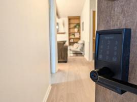 Charming Clovis Retreat Central Location Modern Amenities Cozy Style, hotel in Clovis