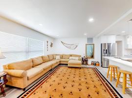 Spacious 4 bedroom 3 bath Clearwater Vacation House Cowboy Pool Fire Pit Games Close to Clearwater Beach Biking Trail Farmers Markets Harbor Health Spa Baycare Ballpark and Ruth Eckerd Hall Golf Courses: Clearwater şehrinde bir otel