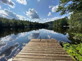 Toms Cabin On Lake Christopher, hotel in Bryant Pond