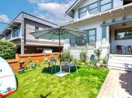 Vintage 3 Bedroom Home in Prime Eastlake Seattle with Private Parking