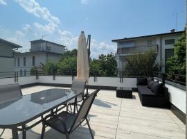 LA TERRAZZA - Very Quiet - Free park - 3 min from Varese center and lake - AIR Conditioning - Cycling friendly, hotel em Varese
