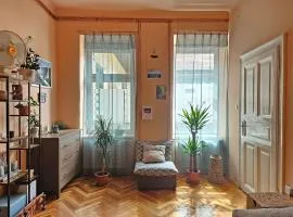 Budapest CityPark Getaway Quiet Historic Flat & Free Parking