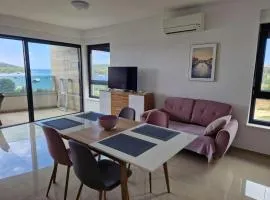 Apartman Hela s direktnim pogledom na more i zajedničkim bazenom