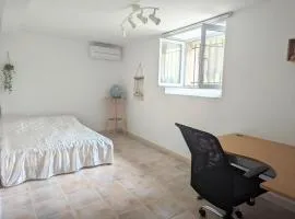 Chambre climatisée 2 places plus une place Bébé 0-3 ans, salle de bain et WC en espace privatif