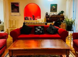 Cosy Vintage Home, hotel in Craigieburn
