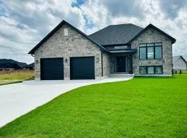 Luxury Home 2 mins drive to Saugeen Shores beach