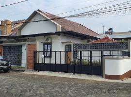 RaYa GuestHouse & Pool, hotel a Purwokerto