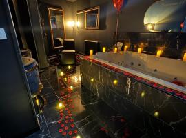 Love Room Chic Lescapade à Cherbourg, hotel with hot tubs in Cherbourg en Cotentin