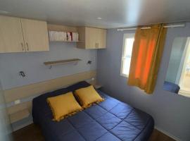 Mobil home au camping 5 étoiles à Deauville, hotel in Saint-Arnoult