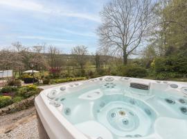 Oker Farm - Luxury farmhouse with hot tub in the Peak District, hotel in Matlock