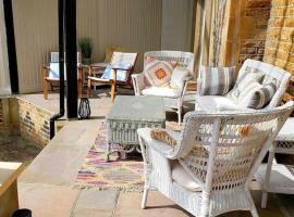 3 bedroom 3 bathroom ground floor condo with veranda, acomoda&ccedil;&atilde;o em condom&iacute;nio em Reigate