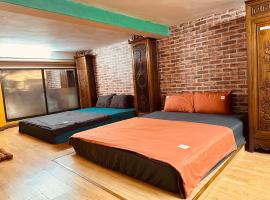 Kolor Red Home,Bungalow Old Quarter,4 paxs,3 mins to Hoan Kiem Lake, bungalow en Hanói