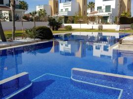 Three-bedroom holiday villa with magnificent pool next to the sea and golf courses, ξενοδοχείο σε Rojales