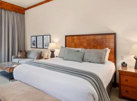 343 Studio Spruce Peak Lodge at Stowe Mt Resort Sleeps 4: Stowe şehrinde bir otel