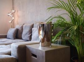 Stunning High-End 2 Bedroom condo near City Center, Hotel in Wien