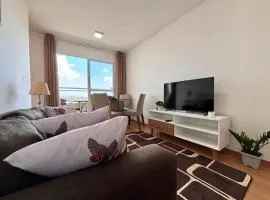 Apartamento com varanda 9 min da praia na Cohama