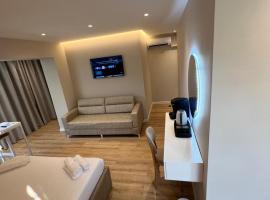 Charles City Center, hotel em Tirana