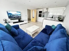 RNM - Business Professionals Stay, Walsall City Centre, 2 Bedroom with ensuite and bathroom, Entire Place, Kitchen & Washroom with amenities, Smart Tv, Easy Access, Fast WiFi, Parking Nearby, Great transport links