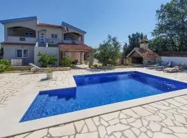 3 Bedroom Cozy Home In Sukosan