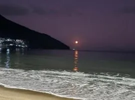Desfrute bons momentos na praia Martim de Sá Pé na areia Aceitamos Pet pequeno porte