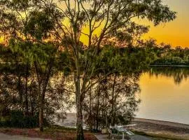 9 River Bend, River front 2 bedroom apartment with pool