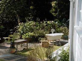 Gracie Cottage Romantic Secluded Hinterland Escape for 2