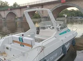 Bateau-gîte sur le halage de la Mayenne