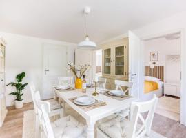 Ferienhaus Goldene Zeit I Terasse I Parkplatz I 3 SZ I 2 Bäder I 2 min zum See, khách sạn ở Joachimsthal