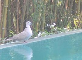 Villa pres d' Aix en provence et Marseille, hôtel à Cabriès