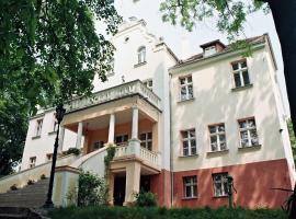 Pałac w Witosławiu ośrodek apifitoterapii "APIHERBA", hotel v destinaci Wojnowice