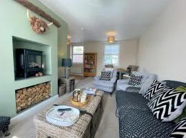 Stunning 2BR Apartment in Town Centre Location Pass The Keys
