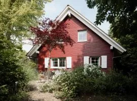 EDEN COTTAGE, Bezauberndes Schwedenhaus mit Garten und Kamin
