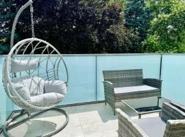 Rooftop Apartment with Balcony & Free Parking