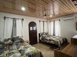 Apartamentos Mansión Tropical, hotel v destinaci Quepos