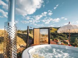 Respiro Glamping Private Retreat with Hot Tub, ξενοδοχείο στην Τσεζένα