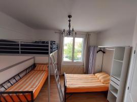 Chambre familiale pour 2 adultes et 2 enfants, sdb et cuisine partagées, hotel in Savigny-sur-Orge