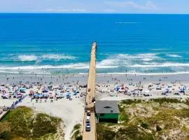 ON ISLAND Ocean View Beachy Studio in Campy 1970s Converted Motel