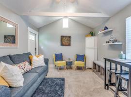 Cozy Comfy Studio with full sofa bed and kitchenette, hotel in West Palm Beach