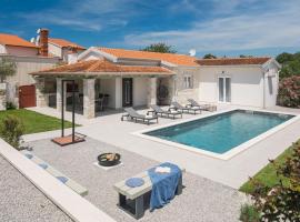 Awesome Home In Sveti Lovrec Pazenati, hôtel à Sveti Lovreč Pazenatički