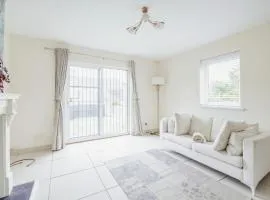 Cosy Modern 2 bed Garden view appartment, Parking, TV Wifi