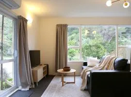 Skyline Haven - Entire Apartment - Free Parking, Espresso, Netflix - 15m to CBD, Stadium, Ferry