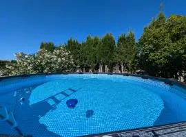 F3 RDC jardin clôt et piscine privatifs, proche toutes activités !