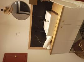 Le local atypique, Hotel in Étables-sur-Mer