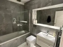 Stylish London Apartment - Stratford near ABBA Voyage, O2 Greenwich, London Stadium and Westfield Shopping Centre