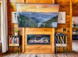 Modern Cabin with King Beds, Fire pit, Hot tub & 5 miles to Dollwd