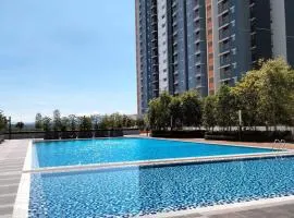 Alanis Sky Lounge KLIA - pool view Studio with WIFI