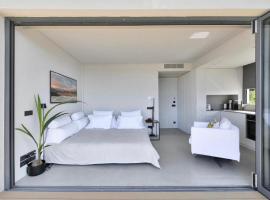 Vouliagmeni Panoramic 200m2 Rooftop & 25m2 Loft, hotel v Aténách